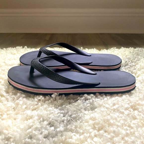 GAP Body Sz 7-8 Flip Flops Black w/Pink & White Side Stripes - Picture 2 of 4